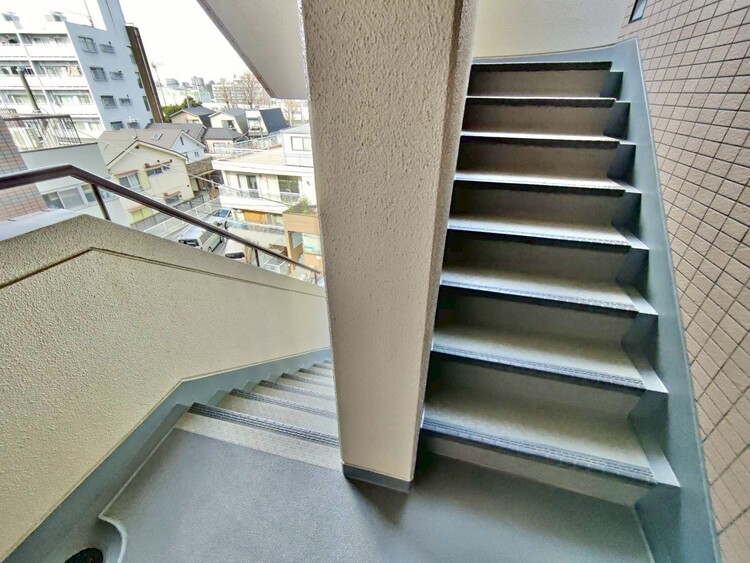 設備 共用部の階段です。明るく清潔に管理されています。