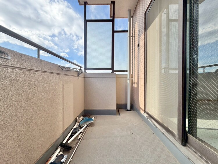 バルコニー 朝の澄んだ空気や、夕方に吹く清々しい風を感じられるバルコニー。