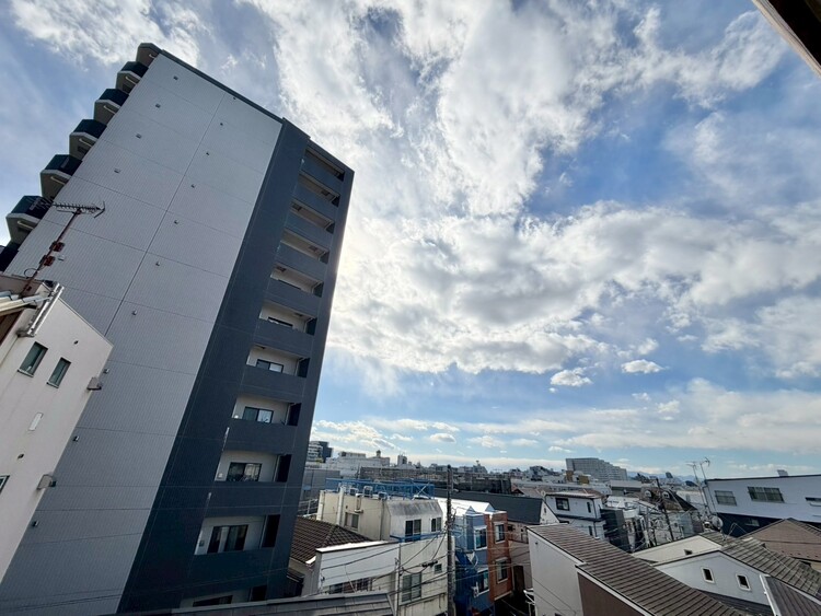 バルコニー 眺望や窓からの景色が良いと、家で過ごす時間も快適です。