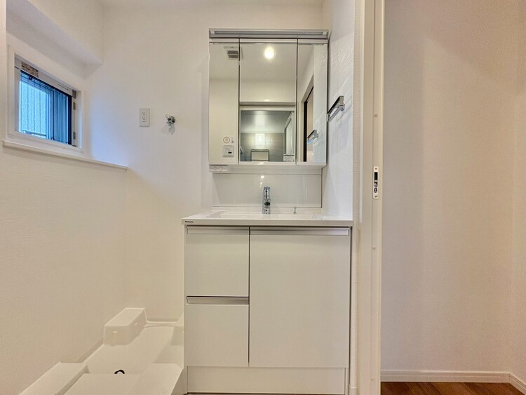 その他 清潔感を感じられる洗面化粧台。