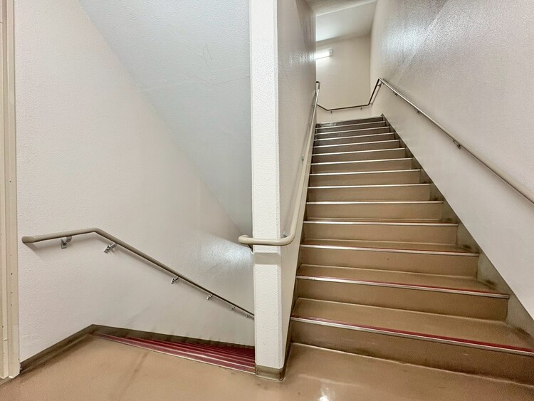 その他 共用部の階段です。明るく清潔に管理されています。