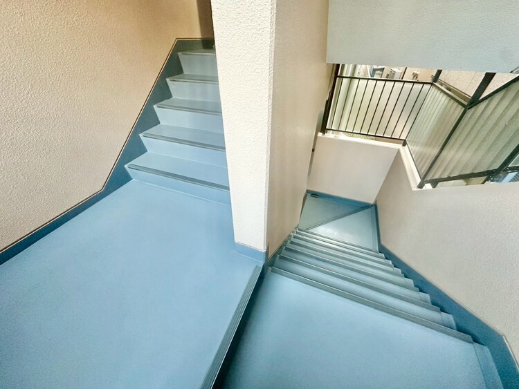 設備 共用部の階段です。明るく清潔に管理されています。