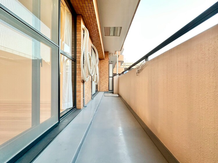 バルコニー 朝の澄んだ空気や、夕方に吹く清々しい風を感じられるバルコニー。