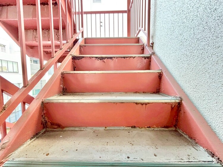 設備 共用部の階段です。明るく清潔に管理されています。