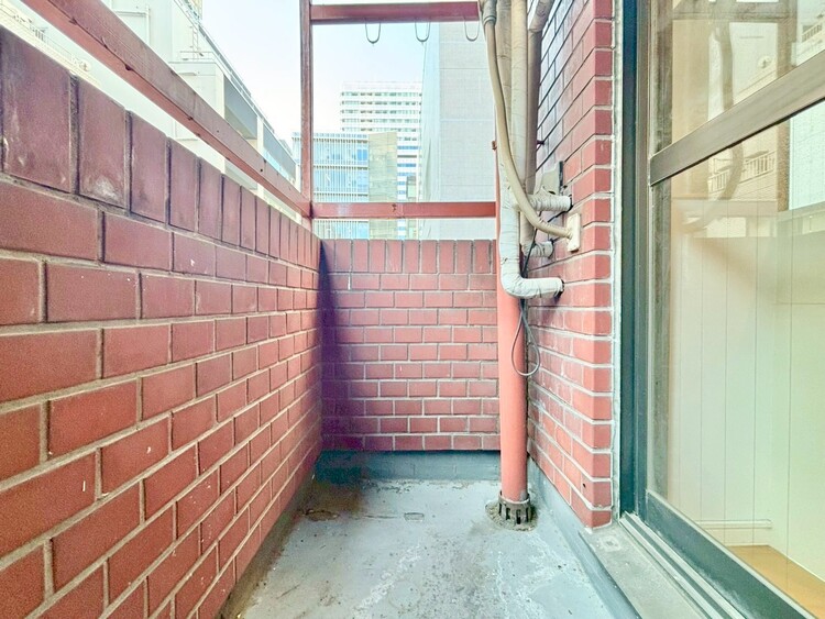 バルコニー 朝の澄んだ空気や、夕方に吹く清々しい風を感じられるバルコニー。