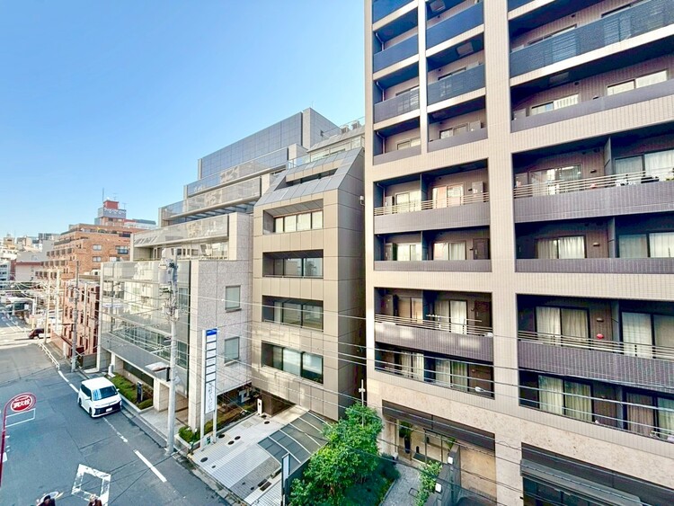 バルコニー 眺望や窓からの景色が良いと、家で過ごす時間も快適です。