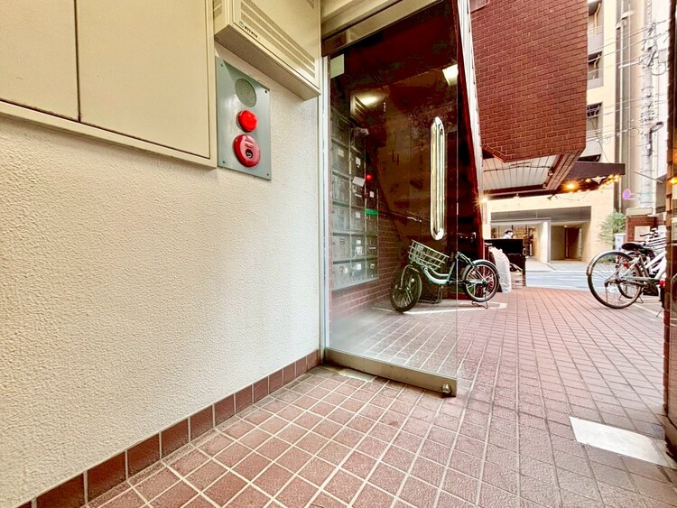 エントランス 綺麗に整備されており、行き届いた管理体制をうかがわせます。