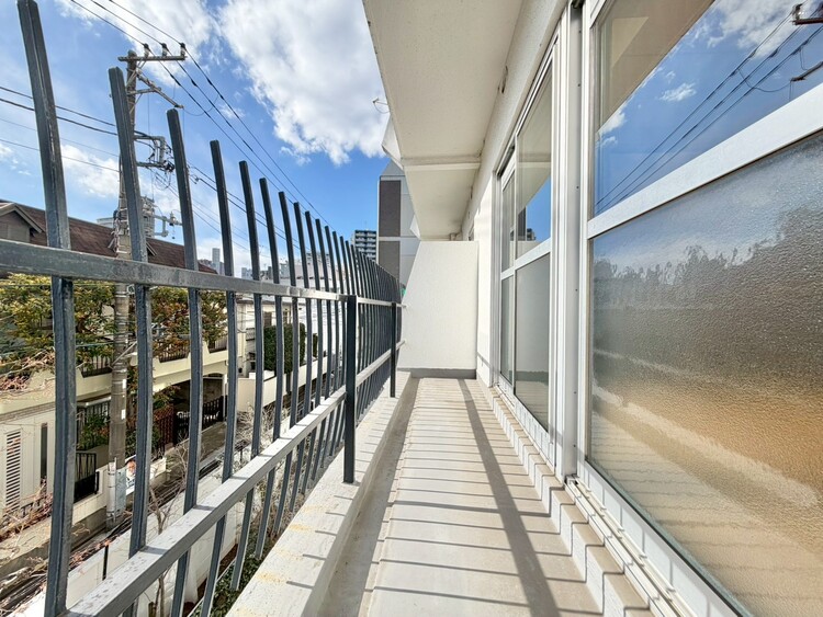 バルコニー 朝の澄んだ空気や、夕方に吹く清々しい風を感じられるバルコニー。