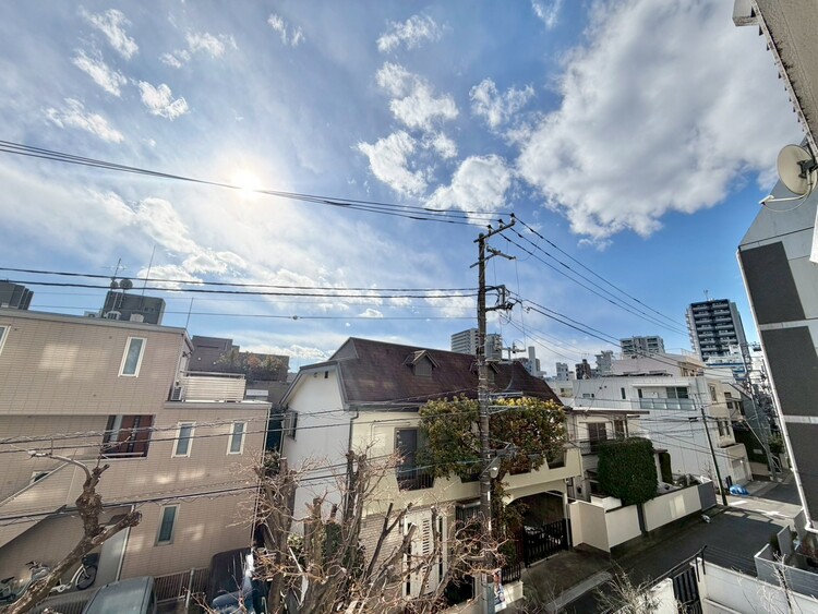 バルコニー 眺望や窓からの景色が良いと、家で過ごす時間も快適です。