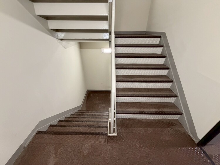 その他 共用部の階段です。明るく清潔に管理されています。