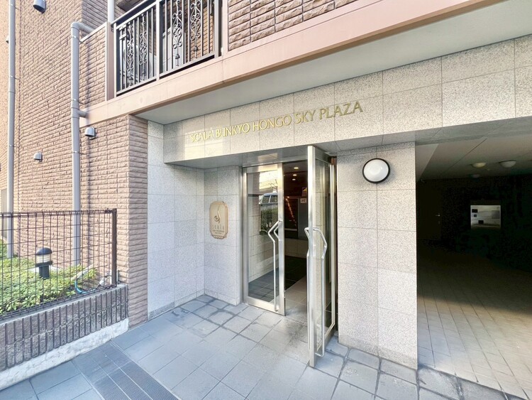 その他 上質感漂う玄関アプローチです。