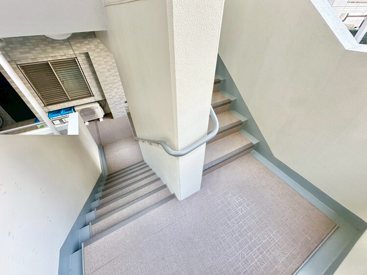 その他 共用部の階段です。明るく清潔に管理されています。