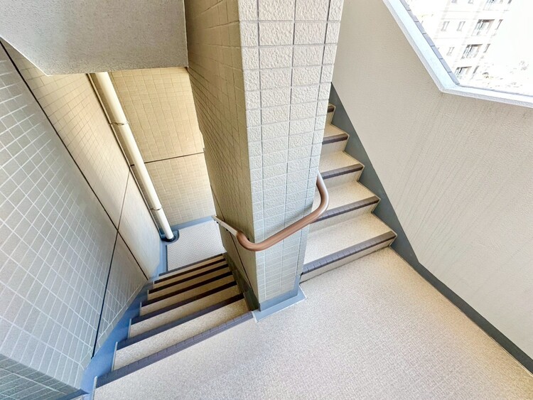 設備 共用部の階段です。明るく清潔に管理されています。