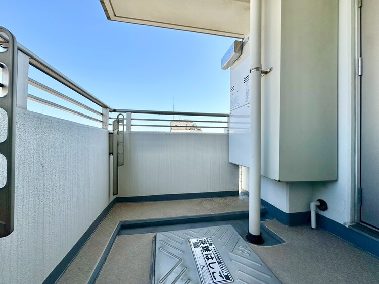 バルコニー 朝の澄んだ空気や、夕方に吹く清々しい風を感じられるバルコニー。