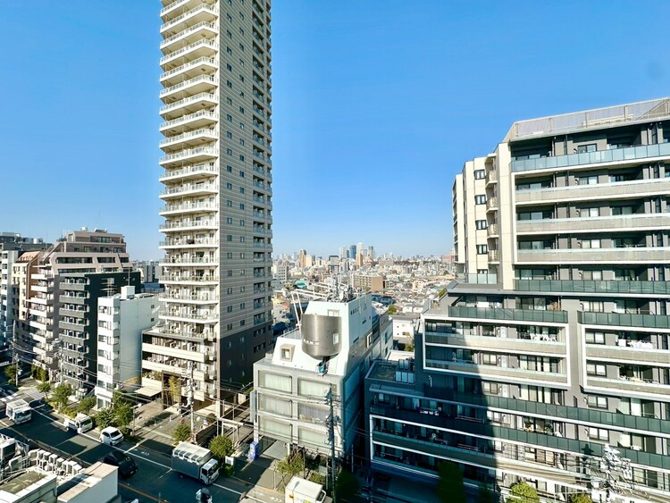 バルコニー 眺望や窓からの景色が良いと、家で過ごす時間も快適です。