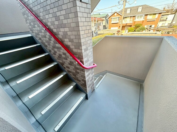 その他 共用部の階段です。明るく清潔に管理されています。