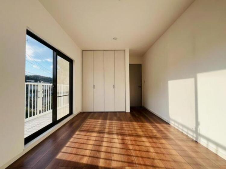 内装 居室はひとり時間を過ごせる安らげるお部屋として活用できます！収納スペースあり！荷物が多くても十分！！ベッドや勉強机、テレビなどを置きたい場合におすすめ！！過ごす時間が長くてもゆったり過ごせそうですね！