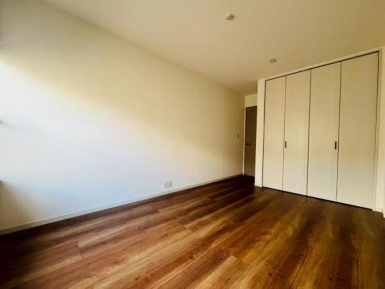 内装 採光を確保した明るい室内は風通しも良く穏やかな時が流れます！様々な生活スタイルにも対応可能な間取り。採光もアクセントの一つとして。この明るい好みの空間で読書をしたり、音楽を聞いたりと一人の時間も充実！