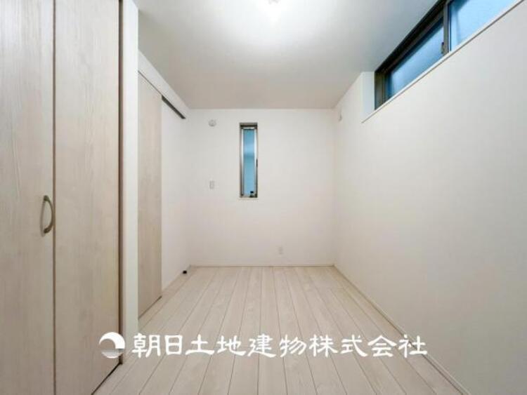 内装 【居室】大切な家族一人ひとりの大切な個別空間。趣味・感性で個性的に飾って頂けるようシンプルに仕上げてあります。自分時間を充実させながら心豊かなひとときを過ごすための大切な空間。