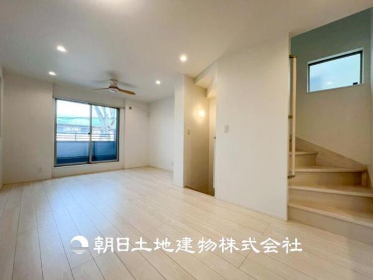 居間 【リビング】1日の中で最も長い時間を過ごすことになるリビングだからこそ、いつも笑顔があふれる空間であるように。広々とした空間から幸せな未来を。