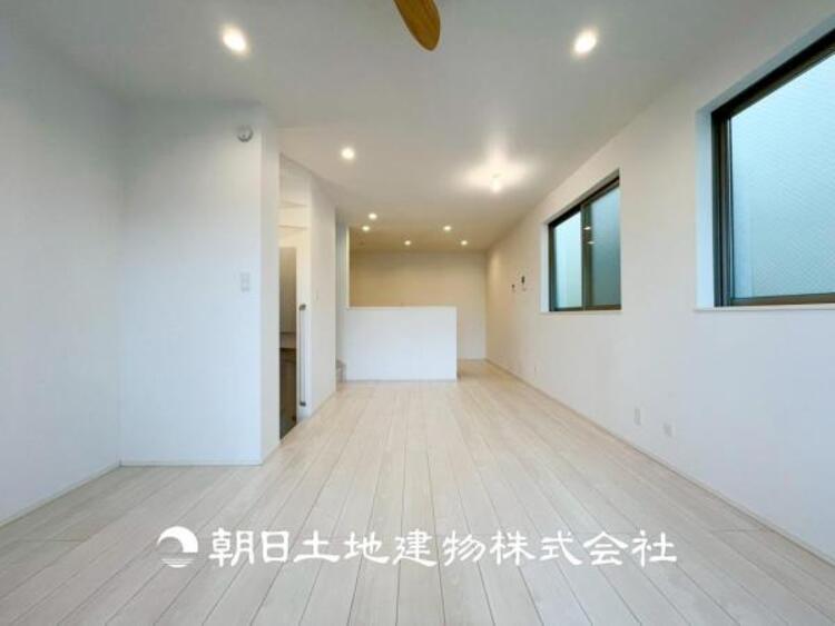 居間 【リビング】リビングにはみんなが集い、食事や楽しい会話が始まる。話に夢中になりすぎて、ついつい時を忘れてしまう。そんな束の間の幸せを感じさせてくれる場所。