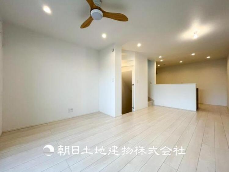 居間 【リビング】大切なご家族、招いた友人と過ごすひと時を溢れる光が優しく包み込む空間。大切な人とともに、心穏やかに過ごすひととき。家族との時間、自分の時間を大切にできる空間を作りました。