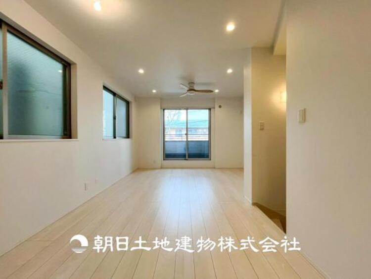 居間 【リビング】家族や友人との時間など、１番多くの時間を過ごす空間。何気なく過ぎる時でさえも上質で快適な空間でお過ごしください。