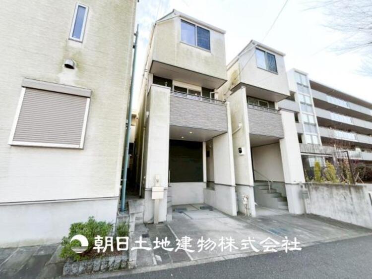 外観 【外観写真】表現された空間はたくさんの光を浴び、風を感じ、暮らしの時間を豊かにしてくれます。デザインされた空間と競い合うかのような充実した建物と共に大切な家族の思い出を刻んでいきます。