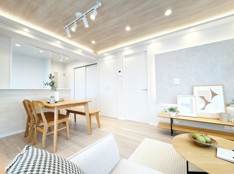 居間 快適に過ごす毎日を求めて、暮らしの中でご自身の「マイホーム」に創り上げてください。