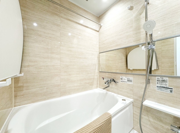 風呂 一日の疲れを癒すバスルームは、心地よいリラックスを叶える清潔感溢れる空間です。