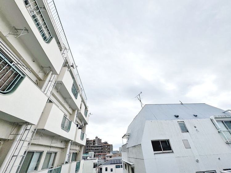 バルコニー 窓を開けると広がる青空。心をリフレッシュして日々を過ごしていきましょう。