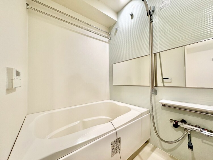 風呂 一日の疲れを癒すバスルームは、心地よいリラックスを叶える清潔感溢れる空間です。