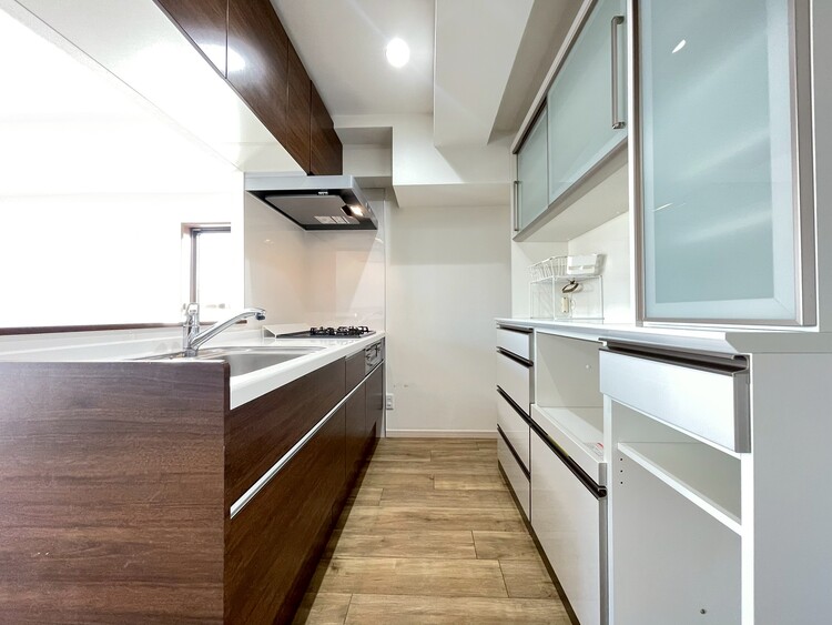 キッチン スマートな意匠と充実の機能を備えたキッチンが、暮らしにおいしい彩りを添えます。