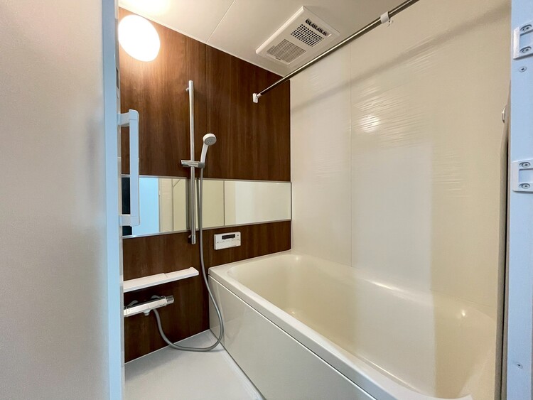 風呂 一日の疲れを癒すバスルームは、心地よいリラックスを叶える清潔感溢れる空間です。