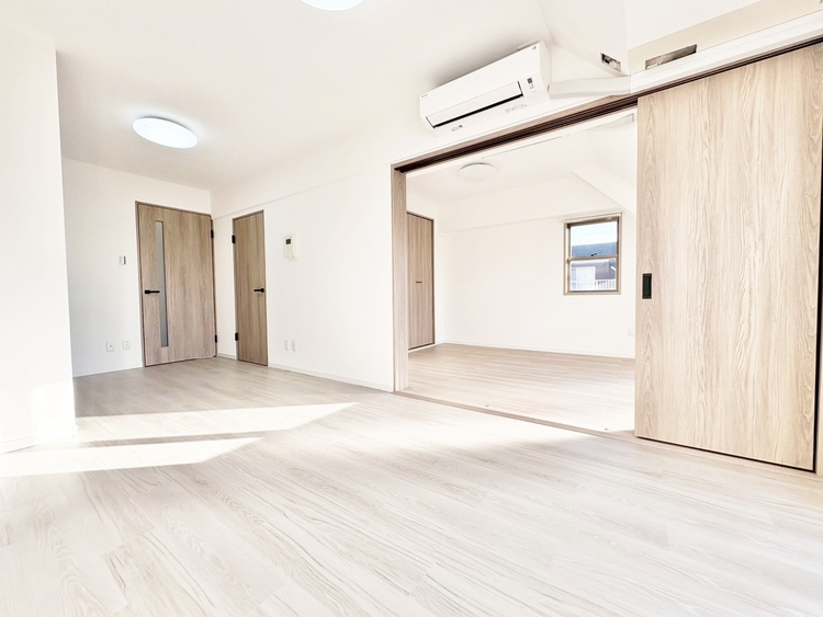 居間 忙しく過ぎゆく日常を置き去るほど、ゆったりした時間が流れるリビング。