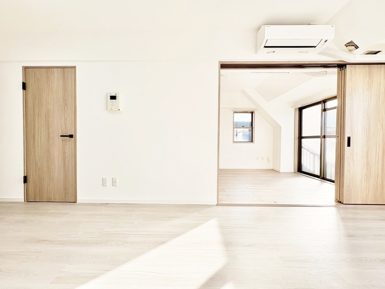 居間 飾り過ぎないシンプルな内装と偏り過ぎないデザインで統一しました。