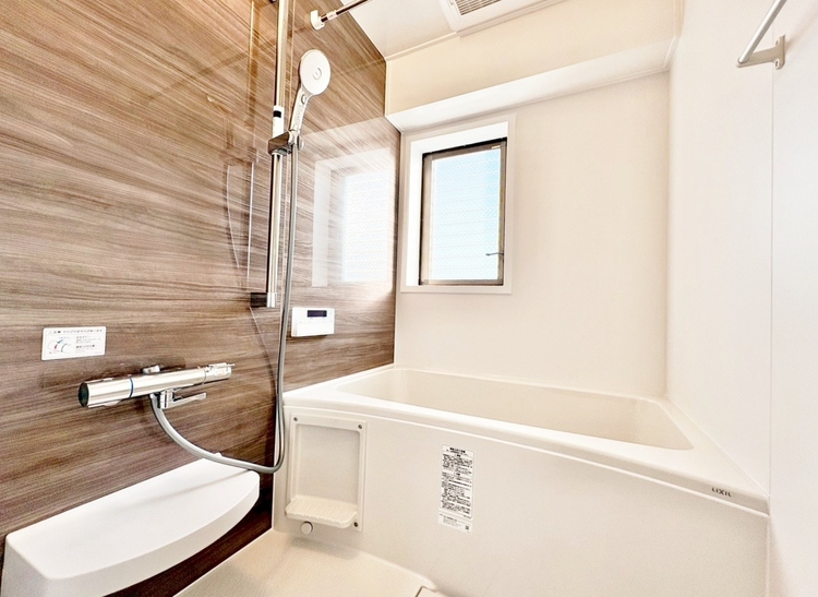 風呂 一日の疲れを癒すバスルームは、心地よいリラックスを叶える清潔感溢れる空間です。