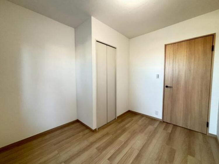 内装 洋室4.5帖　住まう方自身でカスタマイズして頂けるように「シンプル」にデザインされた室内。自由度が高いので家具やレイアウトでお好みの空間を創り上げられます。