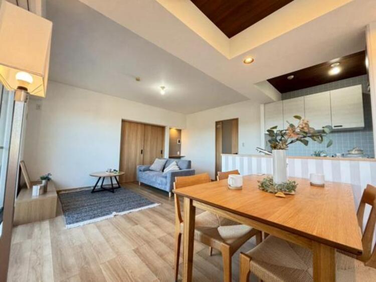 居間 くつろげるリビングは話に夢中になりすぎて、ついつい時間を忘れてしまう。そんな束の間の幸せを感じさせてくれる場所です。