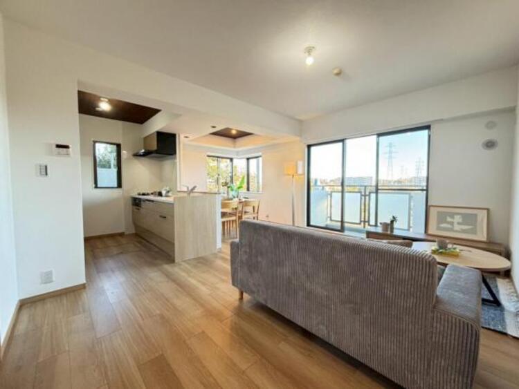 居間 ソファーやダイニングテーブルを置いてもゆとりのある広々リビングです。ご家族みなさんで寛げる空間をぜひ現地で体感してみてください。