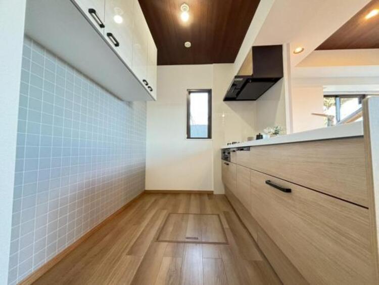 キッチン キッチンはリビングダイニングを見渡せる対面キッチン。引出し収納や棚上収納などにより、収納量がアップしております。