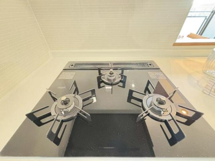 キッチン 料理の幅を拡げてくれる三口コンロの使いやすいシステムキッチンを採用。