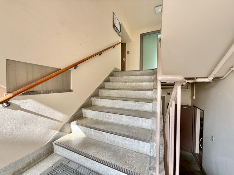 その他 共用部の階段です。明るく清潔に管理されています。