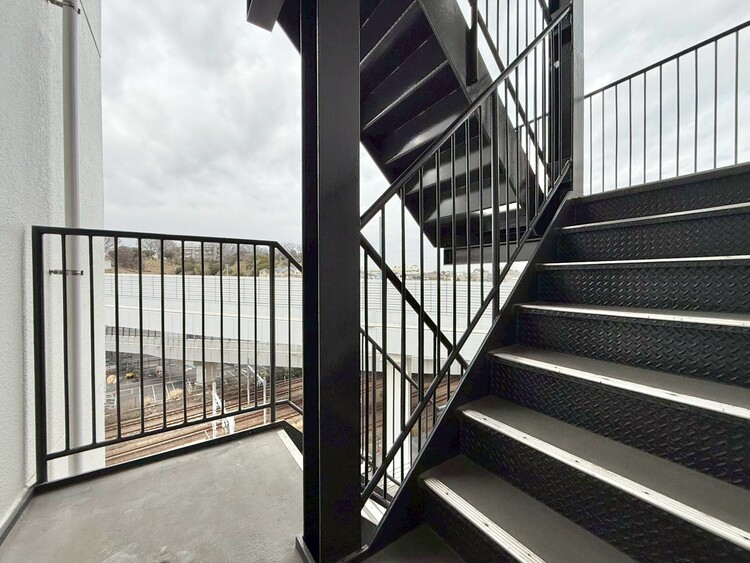 その他 共用部の階段です。明るく清潔に管理されています。