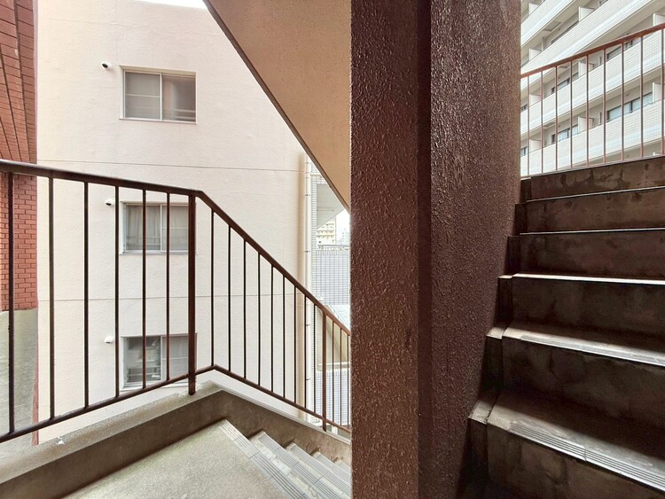 その他 共用部の階段です。明るく清潔に管理されています。