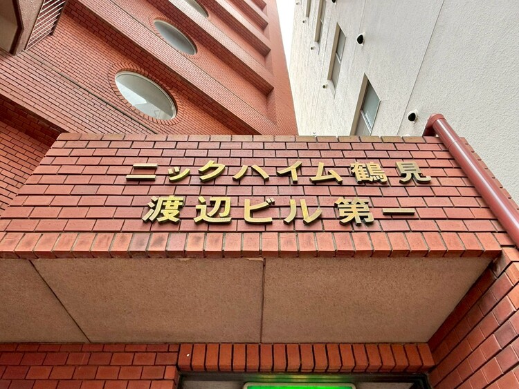 その他 スタイリッシュなエンブレム。お洒落なマンションは入り口から。