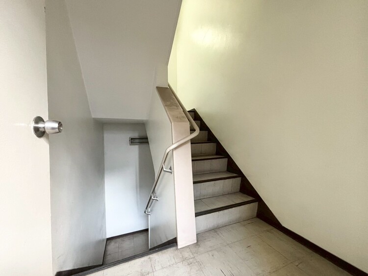 その他 共用部の階段です。明るく清潔に管理されています。