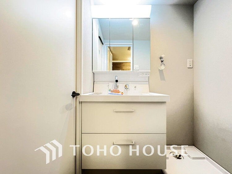 洗面 白を基調とした清潔感のある洗面室で朝の身支度を