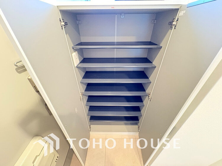 玄関 天井まである玄関収納はご家族分の履物も余裕で収納可能