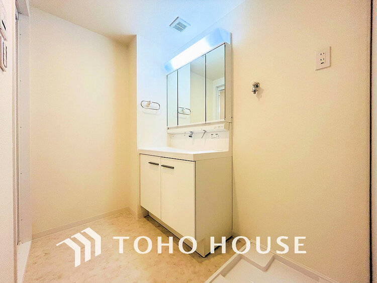 洗面 白を基調とした清潔感のある洗面室で朝の身支度を